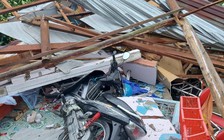 Vĩnh Long: Mưa giông kèm lốc xoáy làm sập, tốc mái 24 căn nhà rạng sáng 25.5