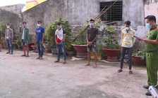 Vĩnh Long: 8 người tụ tập dưới dốc cầu lúc rạng sáng, bị phạt gần 17 triệu đồng