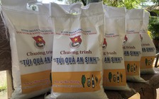 Tặng túi an sinh cho người dân bị ảnh hưởng bởi dịch Covid-19