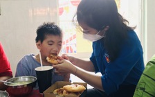 Tặng bánh pizza cho trẻ mồ côi trong dịch Covid-19