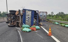 Tiền Giang: Xe tải lật ngang trên cao tốc TP.HCM-Trung Lương, giao thông ùn ứ hơn 2 km