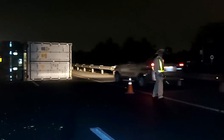 Xe đầu kéo lật ngang trên cao tốc TP.HCM-Trung Lương, xe cứu thương bị bít lối