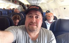 Hành khách bị tiếp viên hàng không 'soi' gì khi bước qua cửa máy bay?