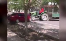 Choáng với cách nông dân 'dọn dẹp' ô tô đỗ nghênh ngang trên phố