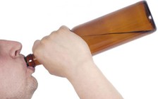 Pháp luật thường thức: Cấm bán rượu cho người dưới 18 tuổi