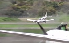 Phi công thành người hùng khi đáp đất bằng mũi máy bay cứu 4 hành khách