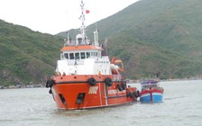 Tàu cá cùng 5 ngư dân đang gặp nạn trên vùng biển động