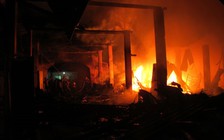 Cháy chợ giữa đêm