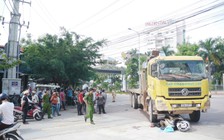 Xe cẩu kéo lê 2 người phụ nữ gần 7 m trên đường