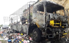 Xe tải chất đầy hàng hóa bất ngờ cháy rụi khi đang 'leo' dốc