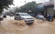 Nhiều nơi ở miền Trung chìm trong nước