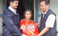 Báo Thanh Niên đến với bà con vùng lũ Bình Định