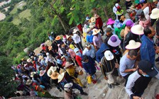 Hàng ngàn người chen lấn đi cầu tài lộc tại chùa Ông Núi