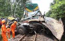 Tàu hỏa đâm ô tô, 2 người chết: Khởi tố nhân viên gác chắn đường sắt