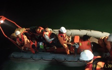 Thuyền viên tàu Ocean Bright gặp nạn khi tránh bão số 14 được cứu hộ kịp thời