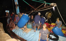 Gặp nạn trên biển, 10 ngư dân bám vào can nhựa, cây gỗ