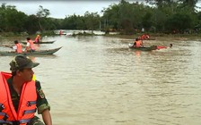 Chồng chở vợ đang mang thai qua bờ tràn, bị lũ cuốn