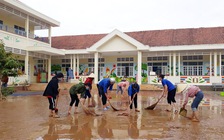 Đoàn viên thanh niên giúp dân khắc phục hậu quả bão số 9