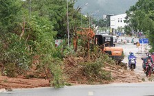 Bình Định: Sạt lở tại QL 1D khiến hàng ngàn mét khối đất đá tràn xuống đường