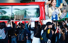 Fan Việt vây kín xe chở sao Hàn tại sân bay