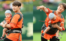 Nam thần tượng khiến khán giả hoảng hồn vì vừa địu con vừa ném bóng