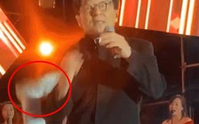 Thành Long bị tiểu tăng đá trên sân khấu