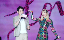 MC Trung Quốc khoe ảnh chụp cùng Taylor Swift sau khi bị dọa chặt tay