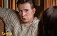 Khán giả phát cuồng vì áo len của Chris Evans trong 'Kẻ đâm lén'