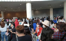 Lo ngại virus corona, fan Việt đeo khẩu trang kín mít đến dự concert Winner