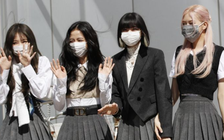 Giữa lùm xùm MV mới bị xóa cảnh, BlackPink tươi tắn đi quay show