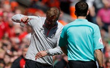 Klopp xin lỗi người hâm mộ Arsenal vì ném chai nước