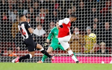 Bùng nổ trong hiệp 2, Arsenal thắng Newcastle 4-0 để vươn lên top 10