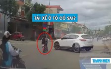 Ô tô quay đầu đâm ngã học sinh đi xe máy điện: Tài xế có sai?