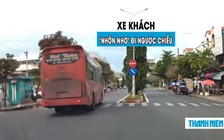 Tài xế xe khách ‘nhởn nhơ’ đi ngược chiều trên đường đôi, thách thức pháp luật