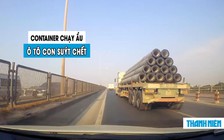 Bức xúc xe container chở cột điện chạy ẩu, ép ô tô con suýt gây tai nạn