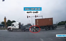 Thót tim ‘ninja’ xe đạp điện vượt đèn đỏ, suýt chết dưới bánh xe container