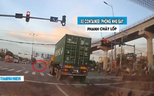 Kinh hoàng xe container ‘phóng như bay’ qua ngã tư, phanh cháy lốp tránh xe máy