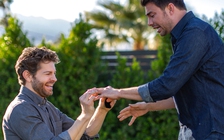 Tài tử phim ‘Mean Girls’ bật khóc khi được bạn trai quỳ gối cầu hôn