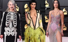 Đầm khung xương, váy khoe vòng 1 và những bộ cánh nổi nhất thảm đỏ Grammy 2021
