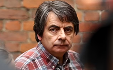 ‘Mr. Bean’ Rowan Atkinson lộ diện mạo khác lạ trên trường quay phim mới