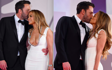 Jennifer Lopez diện váy khoét bạo, hôn say đắm Ben Affleck trên thảm đỏ Venice