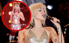 Miley Cyrus 'chữa cháy' khi tuột áo ngay trên sân khấu đêm giao thừa