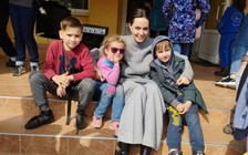 Angelina Jolie đến thăm trẻ mồ côi ở Ukraine, phủ nhận muốn tìm thêm con nuôi