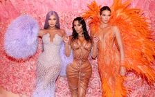 Những bộ cánh 'chặt chém' của chị em Kim 'siêu vòng ba' tại Met Gala