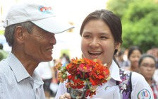 Ông tặng hoa, bố tặng bóng bay cho thí sinh sau giờ thi