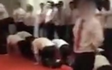 Sếp Trung Quốc phạt nhân viên bò trên sàn vì làm việc không hiệu quả