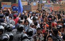 Đụng độ ở Myanmar, rốc két bay lạc sang Trung Quốc