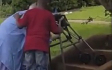 Hành vi tốt của cậu bé 8 tuổi chạm tới trái tim người lạ