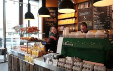 Giới trẻ ‘chê’ công việc ở quán cà phê, nhà hàng do phúc lợi xã hội cao