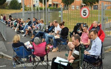 Xếp hàng từ 3 giờ sáng để đăng ký suất ăn miễn phí cho con